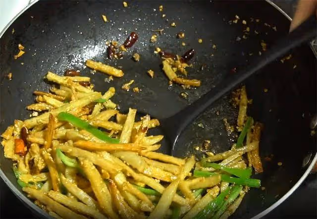 湖北特色美食「干煸藕絲」做法,出鍋香辣酥脆,好吃下飯超過癮
