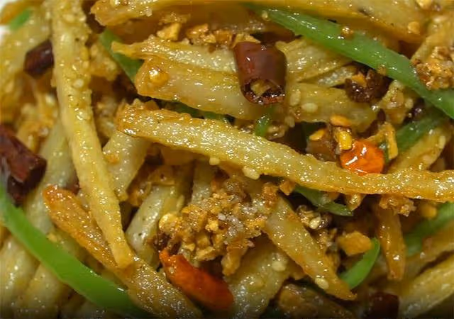 湖北特色美食「干煸藕絲」做法,出鍋香辣酥脆,好吃下飯超過癮