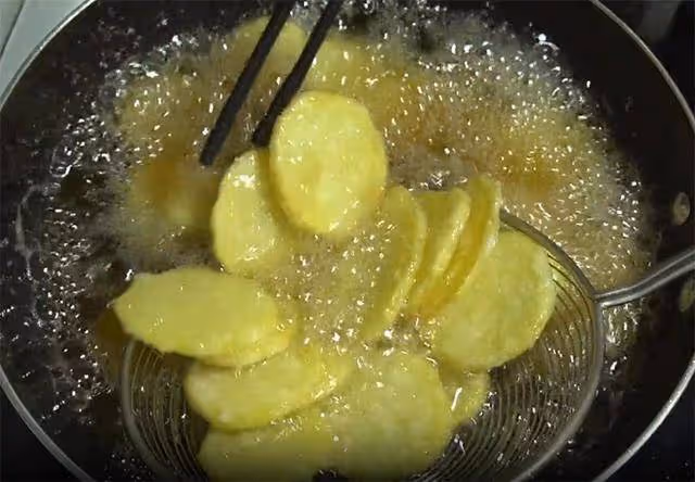 土豆不要炒著吃,教你新吃法,外脆里糯,能當零食能下飯,真解饞