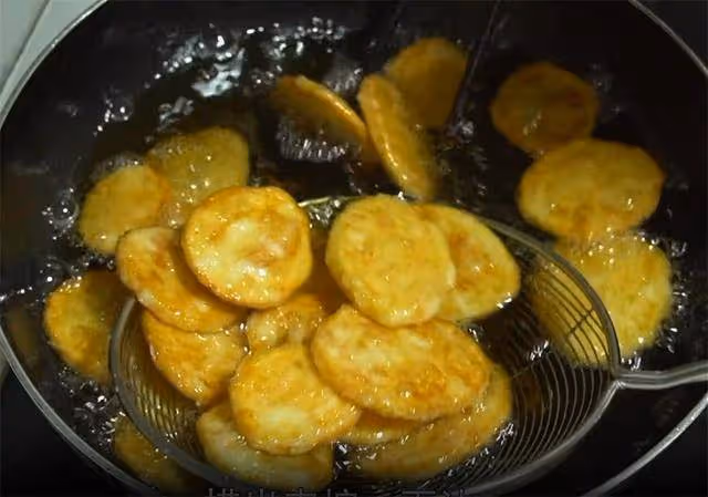 土豆不要炒著吃,教你新吃法,外脆里糯,能當零食能下飯,真解饞