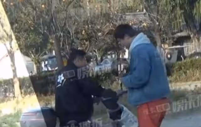 王傳君帶女兒逛公園,交罰款為女摘柿子引爭議:錢可以擺平一切?