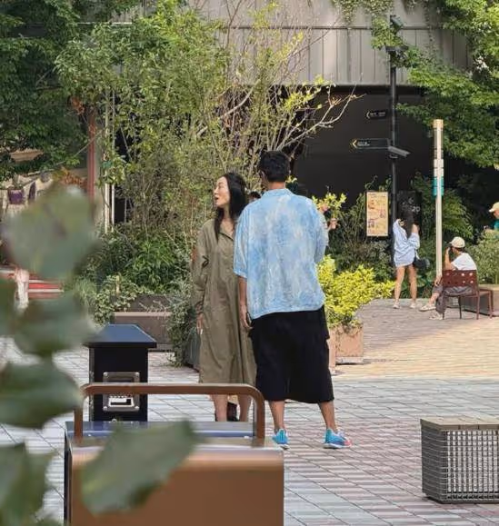 王傳君帶女兒逛公園,交罰款為女摘柿子引爭議:錢可以擺平一切?