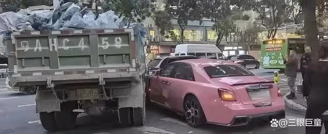 貨車撞勞斯萊斯被認定全責,司機發抖