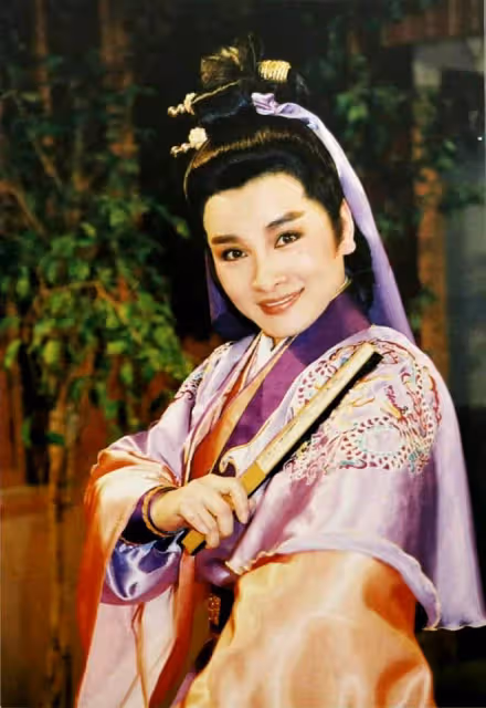 僅國小學歷!資深女星帶兩孩嫁「嫁大17歲中研院院士」 17年婚姻曝光「尪誇出淤泥而不染」!