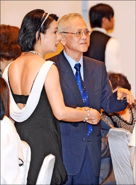 僅國小學歷!資深女星帶兩孩嫁「嫁大17歲中研院院士」 17年婚姻曝光「尪誇出淤泥而不染」!