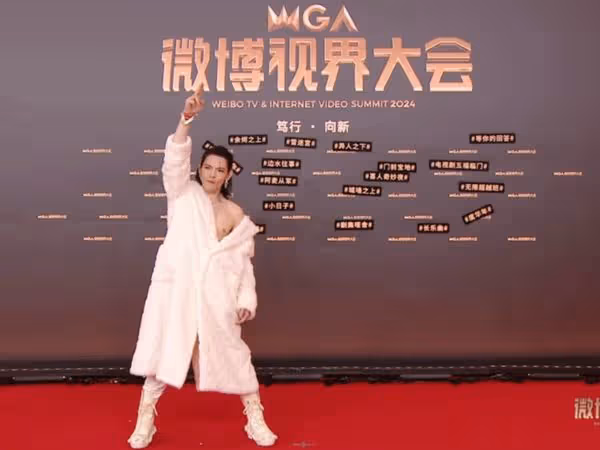 向佐「穿女裝走紅毯走光」! 前後開深V:臨時跟我媽借衣服