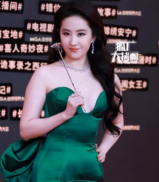 生圖太真實!上帝吻了劉亦菲的臉,卻沒給她的「壯肩膀」留扇窗