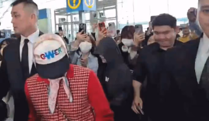 權志龍出發香奈兒大秀,機場造型被嘲像村姑!