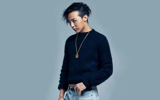 劉嘉玲曬合影，權志龍風格突變引關注，周潤發同框添傳奇