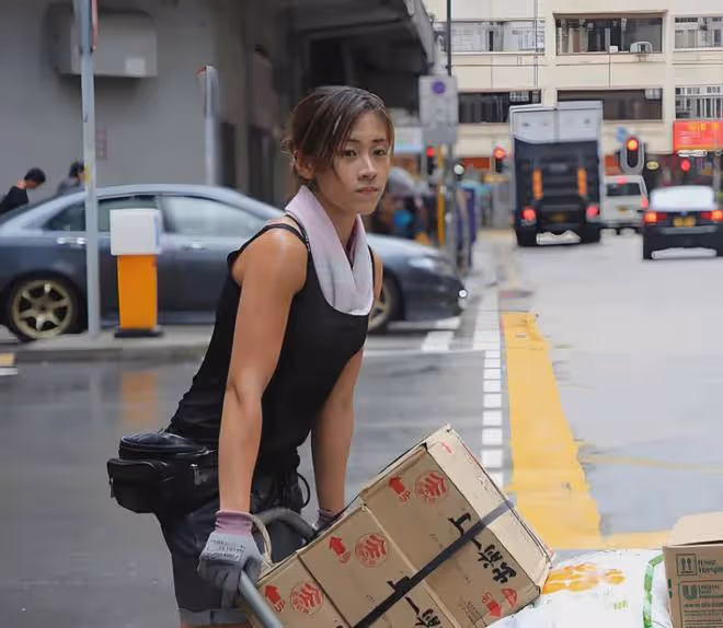 2019年,香港「最美」女搬運工一夜爆紅,如今怎樣了