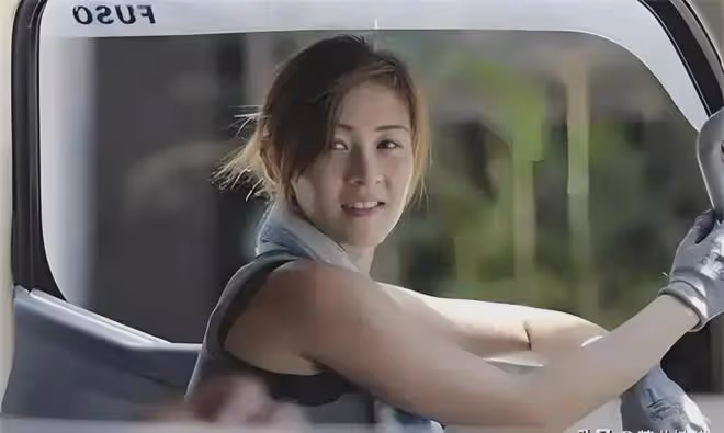 2019年,香港「最美」女搬運工一夜爆紅,如今怎樣了