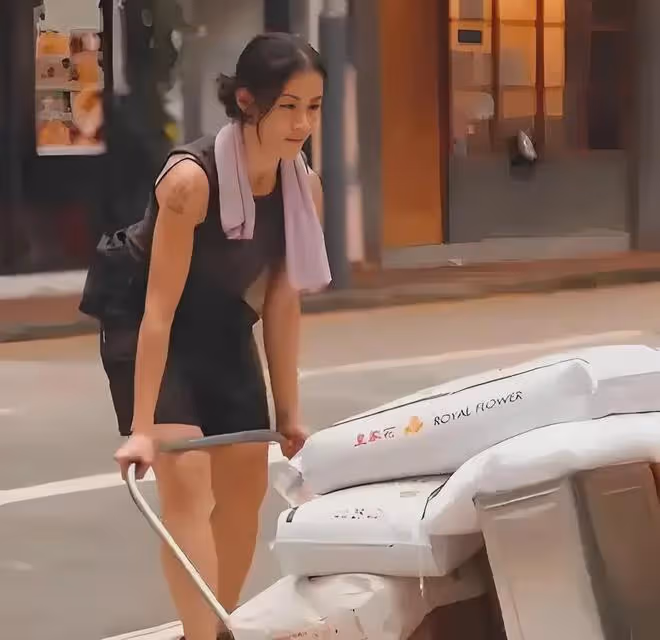 2019年,香港「最美」女搬運工一夜爆紅,如今怎樣了