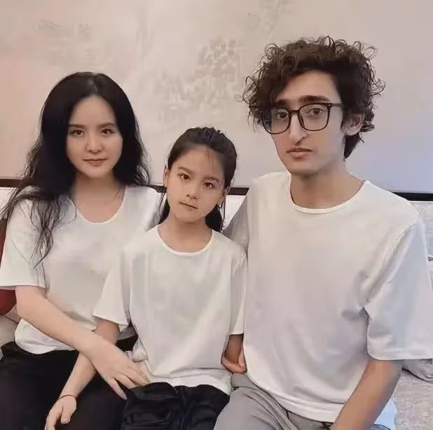 杜拜富二代26歲,愛上42歲二婚離異寶媽,放棄億萬資產成上門女婿