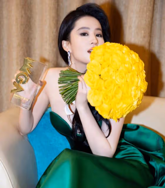 周潤發與權志龍合照,滿頭白髮戴帽子重拾帥氣,眼神犀利氣場大