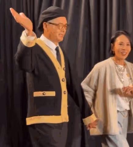 周潤發與權志龍合照，滿頭白髮戴帽子重拾帥氣，眼神犀利氣場大