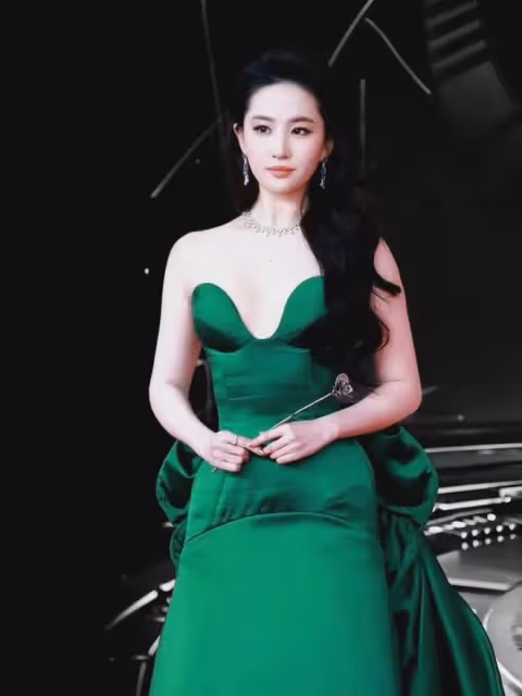 微博視界大會:劉亦菲獲壓軸大獎,白鹿《北上》將播,向佐穿女裝