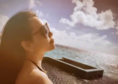 張馨予為媽媽慶生，張媽保養得宜，穿比基尼又美又自信