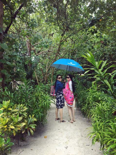 張馨予為媽媽慶生，張媽保養得宜，穿比基尼又美又自信