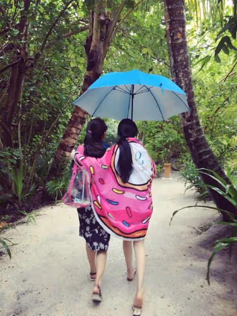 張馨予為媽媽慶生,張媽保養得宜,穿比基尼又美又自信