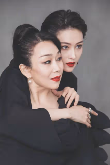張馨予為媽媽慶生,張媽保養得宜,穿比基尼又美又自信