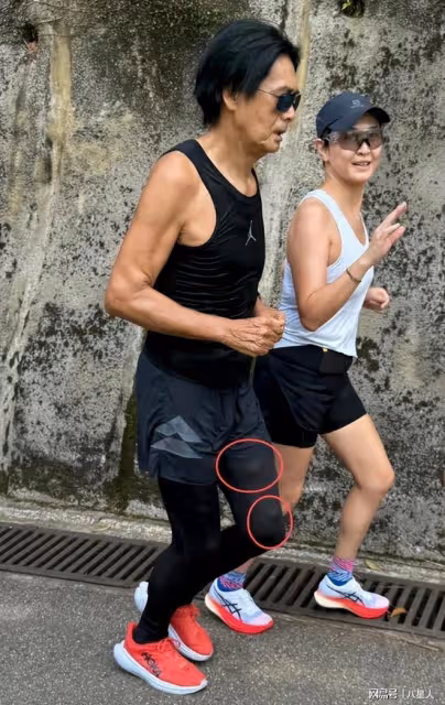 69歲周潤發否認患腫瘤!揭身上長小肉粒內情,攜發嫂亮相活動撒狗糧