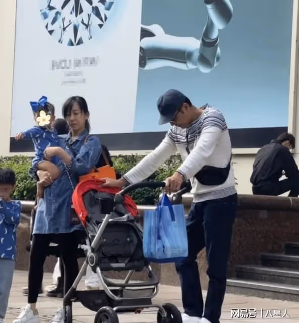 生活落魄?明道一家四口逛街,王婷萱抱娃一臉憔悴,瘦20斤都脫相了