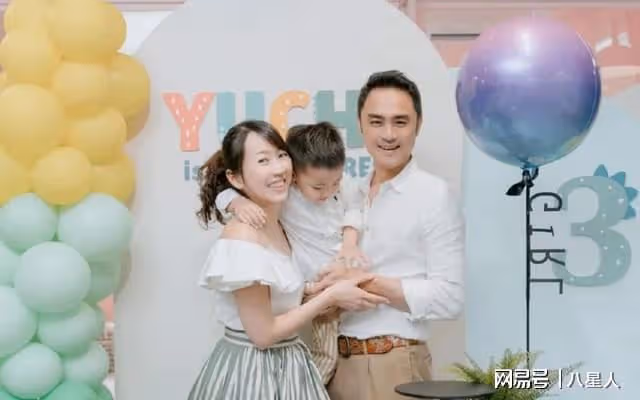 生活落魄?明道一家四口逛街,王婷萱抱娃一臉憔悴,瘦20斤都脫相了