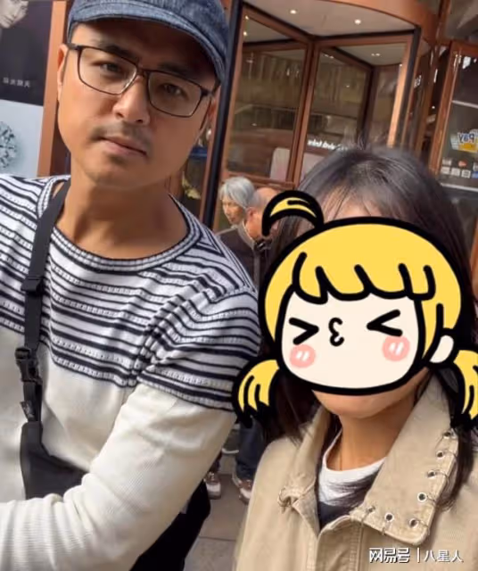 生活落魄?明道一家四口逛街,王婷萱抱娃一臉憔悴,瘦20斤都脫相了