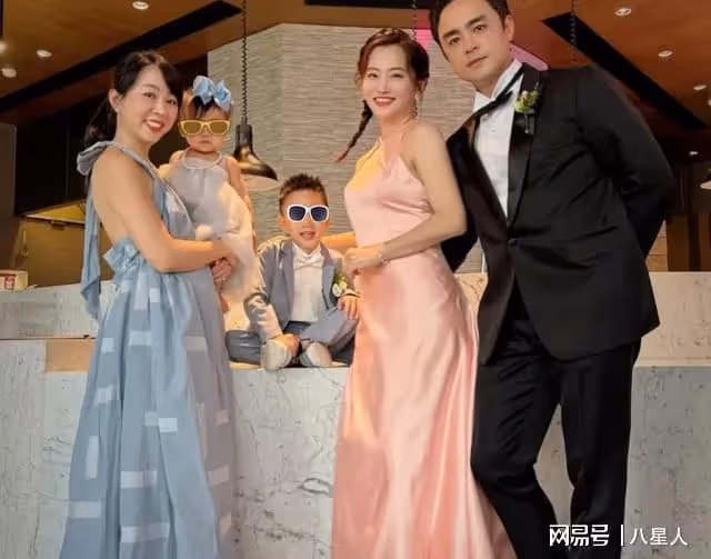 生活落魄?明道一家四口逛街,王婷萱抱娃一臉憔悴,瘦20斤都脫相了