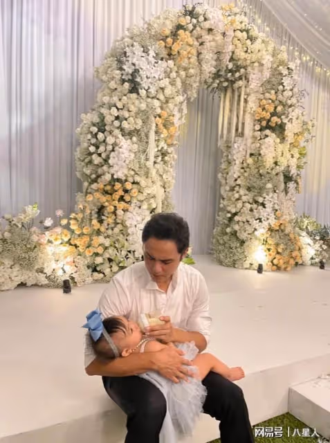 生活落魄?明道一家四口逛街,王婷萱抱娃一臉憔悴,瘦20斤都脫相了