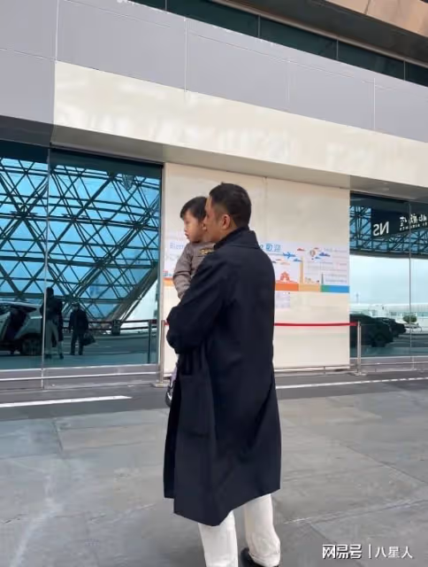 生活落魄?明道一家四口逛街,王婷萱抱娃一臉憔悴,瘦20斤都脫相了