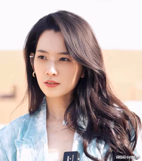 章子怡算個屁?汪峰好事將近,領小20歲女友見家人,十指緊扣太甜蜜