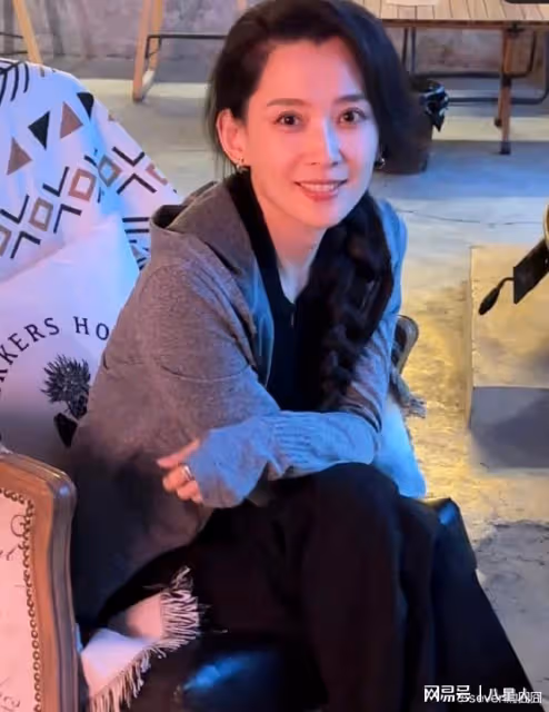 章子怡算個屁?汪峰好事將近,領小20歲女友見家人,十指緊扣太甜蜜