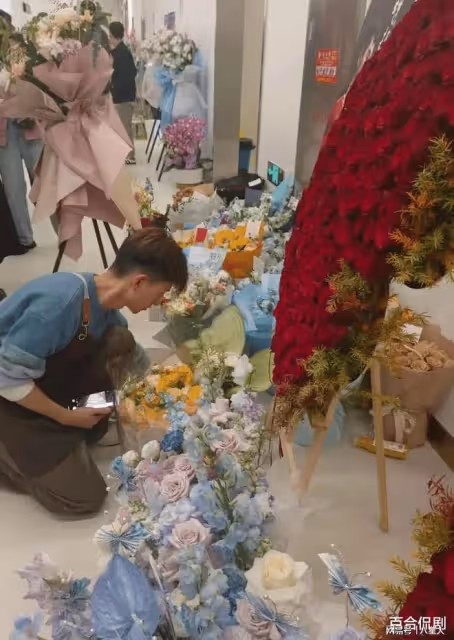 36歲張繼科新店開業陣仗大!本人臉色憔悴,前女友景甜剛做3個手術