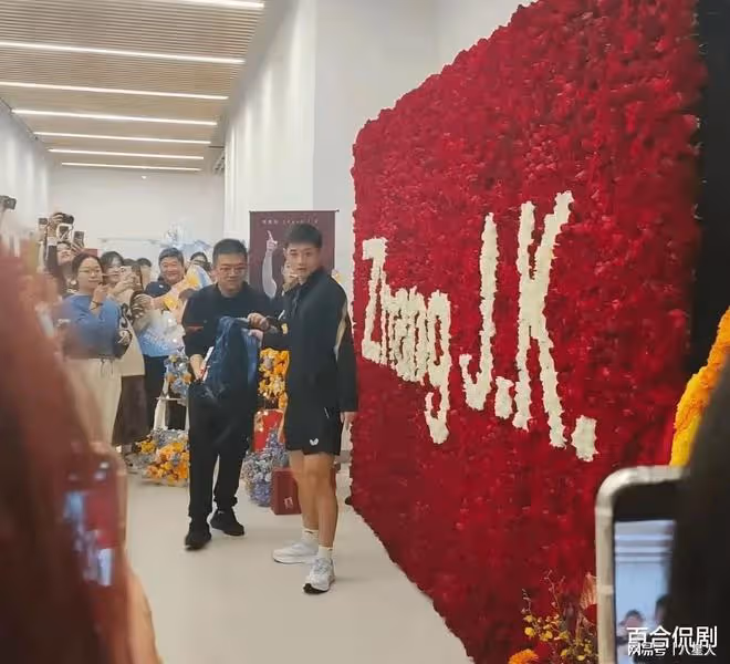 36歲張繼科新店開業陣仗大!本人臉色憔悴,前女友景甜剛做3個手術