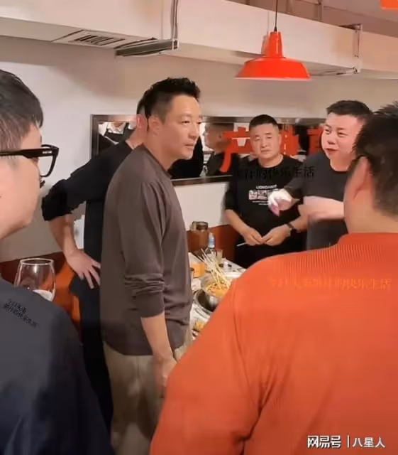 接地氣!汪小菲帶馬筱梅到成都吃串串,結果被一眾男粉絲圍著敬酒