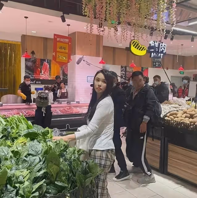 不老女神!超市偶遇56歲「大咖女星」買菜,素顏穿透視衫「白到發光」,網友:1細節暴露年齡