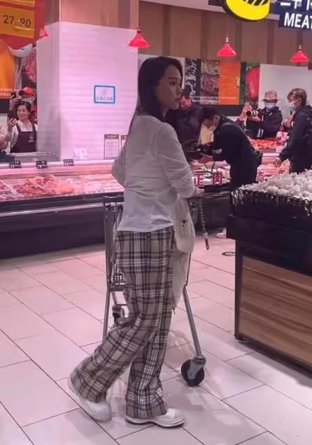 不老女神!超市偶遇56歲「大咖女星」買菜,素顏穿透視衫「白到發光」,網友:1細節暴露年齡