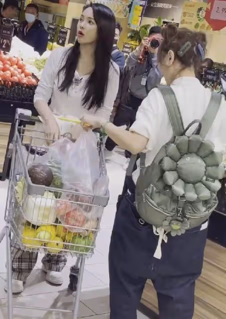 不老女神！超市偶遇56歲「大咖女星」買菜，素顏穿透視衫「白到發光」，網友：1細節暴露年齡