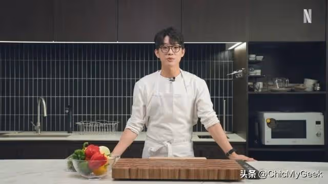 Netflix收視第一《黑白大廚》,參賽者被曝出軌、欠債、非法經營