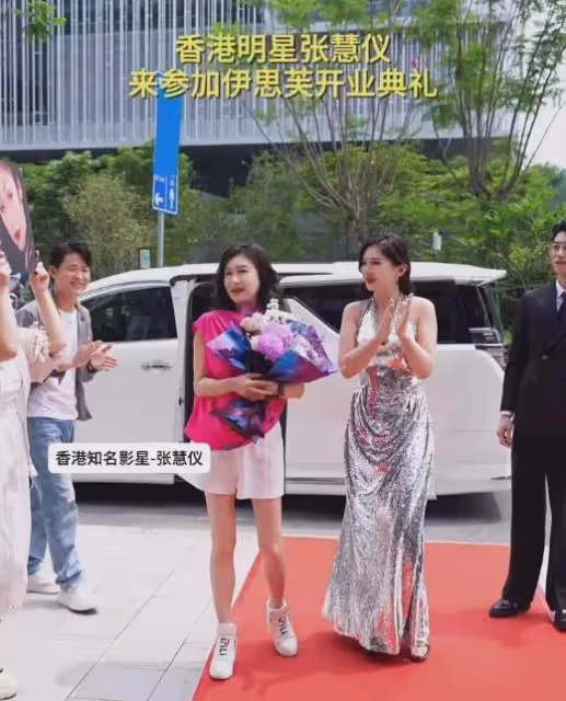 54歲港圈性感女神宣布復出，為養子拒嫁豪門，喊話導演求工作