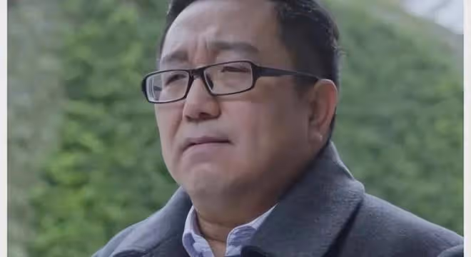 國家一級演員,2婚娶小11歲妻子,48歲老來得女,風光背後有淚水
