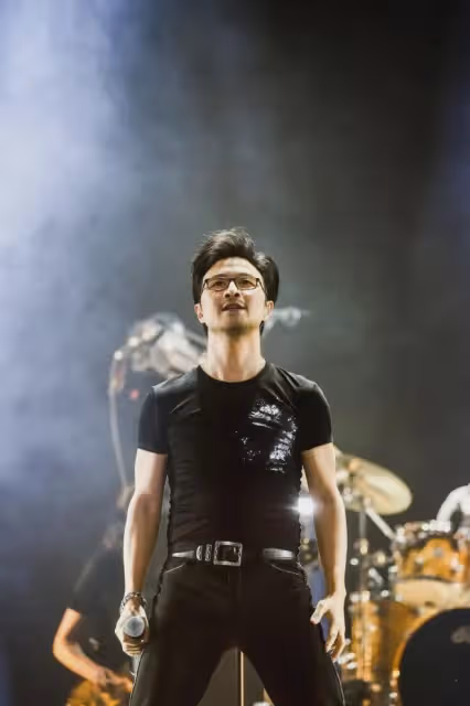 汪峰帶女友見家人，剪寸頭帥氣十足，和小20歲女友在一起毫不違和