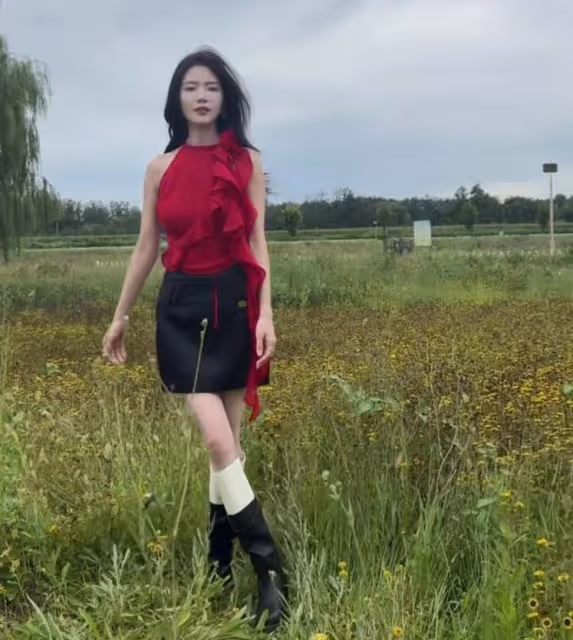 杜淳老婆暴瘦不足80斤,穿短裙瘦成「閃電」,長腿細得像麻杆