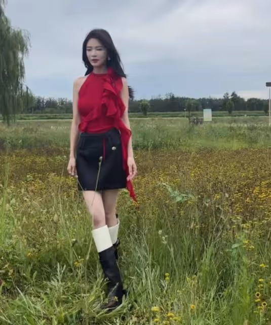 杜淳老婆暴瘦不足80斤,穿短裙瘦成「閃電」,長腿細得像麻杆