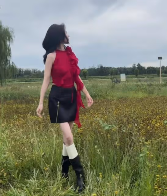 杜淳老婆暴瘦不足80斤,穿短裙瘦成「閃電」,長腿細得像麻杆