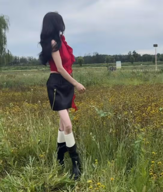 杜淳老婆暴瘦不足80斤,穿短裙瘦成「閃電」,長腿細得像麻杆