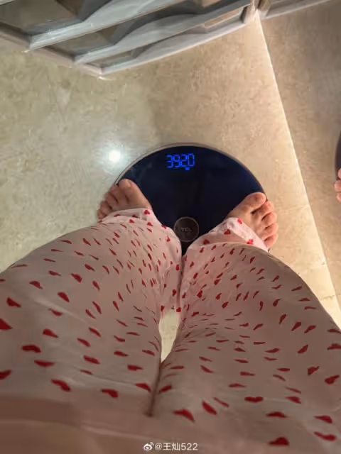 杜淳老婆暴瘦不足80斤,穿短裙瘦成「閃電」,長腿細得像麻杆