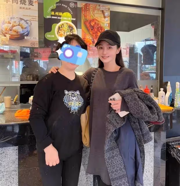 42歲姚笛近照曝光,現身加拿大素顏狀態超好,左手無名指婚戒已摘