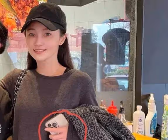 42歲姚笛近照曝光,現身加拿大素顏狀態超好,左手無名指婚戒已摘